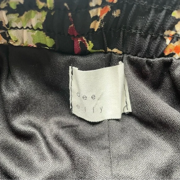 Dee Elly Floral Black Women's Shorts size medium - Picture 7 of 7